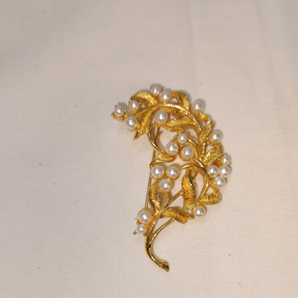 Elegant Gold and Pearl Leaf Brooch